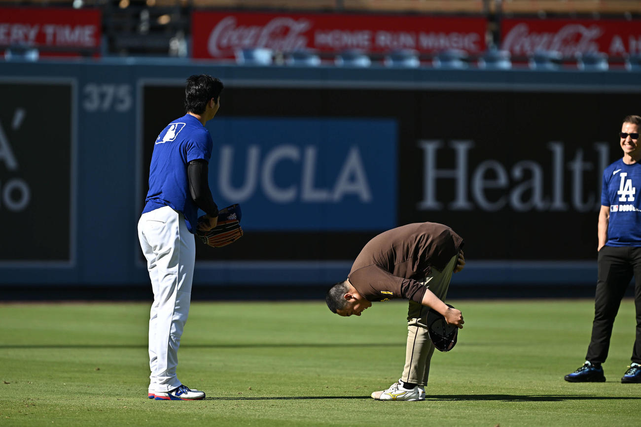 ドジャース対パドレス　試合前練習でドジャース大谷（左）に深く一礼され、より深い一礼を返すパドレス松井（撮影・滝沢徹郎）