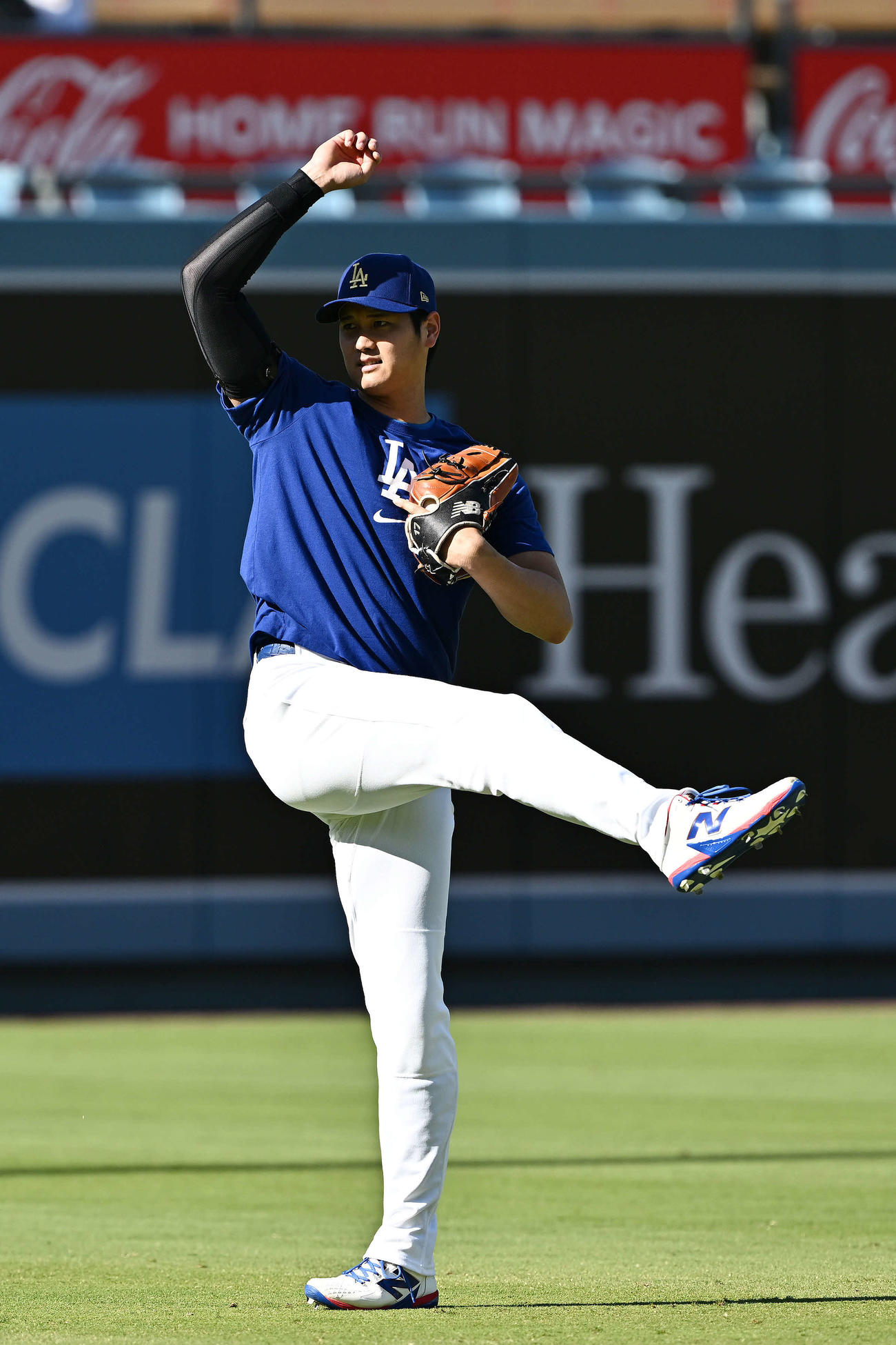 ドジャース対パドレス　試合前練習でキャッチボールするドジャース大谷（撮影・滝沢徹郎）