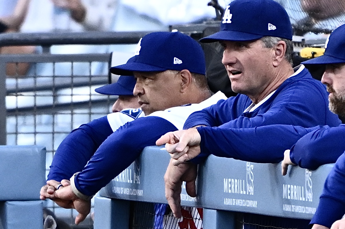 ドジャース対パドレス　戦況を見守るドジャースのロバーツ監督（中央）（撮影・滝沢徹郎）