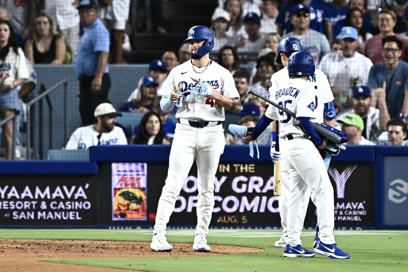 ドジャース対パドレス　7回裏ドジャース無死一塁、死球を受けたパヘス（左）（撮影・滝沢徹郎）