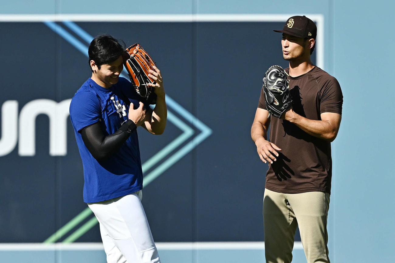 ドジャース対パドレス　試合前練習で談笑するドジャース大谷（左）とパドレスのダルビッシュ（撮影・滝沢徹郎）