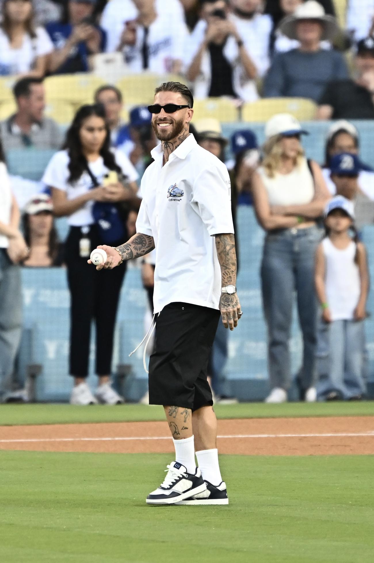 ドジャース対パドレス　始球式に臨む元サッカースペイン代表主将のセルヒオ・ラモス（撮影・滝沢徹郎）