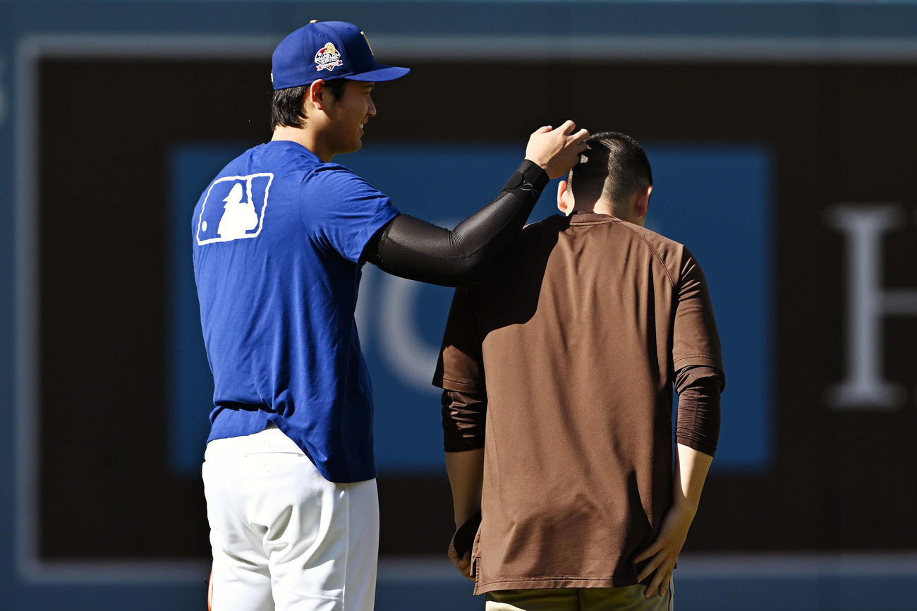 ドジャース対パドレス　試合前練習でドジャース大谷（左）はパドレス松井の頭に触る（撮影・滝沢徹郎）