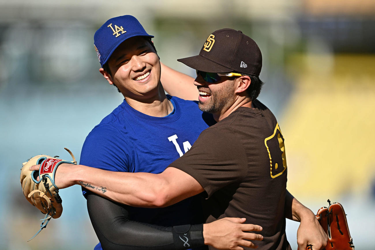 ドジャース対パドレス　試合前練習でドジャース大谷翔平（左）はパドレスのウェードとハグする（撮影・滝沢徹郎）