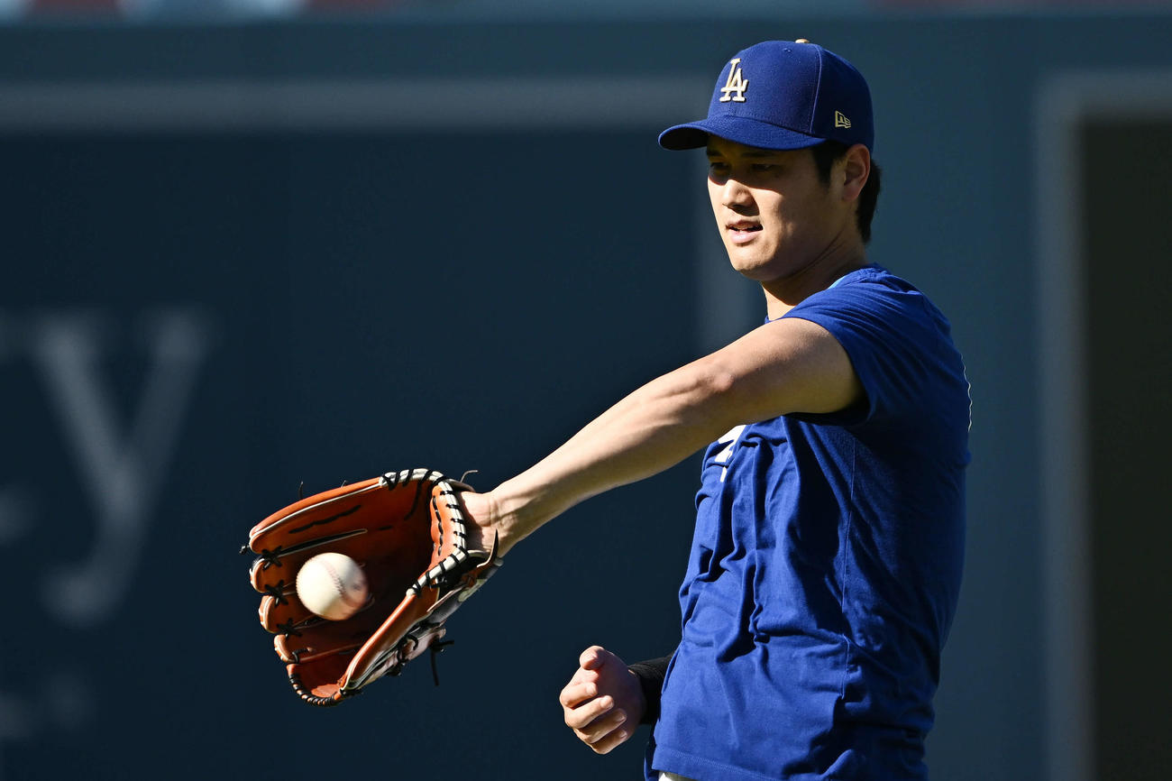 ドジャース対パドレス　試合前練習でキャッチボールするドジャース大谷（撮影・滝沢徹郎）