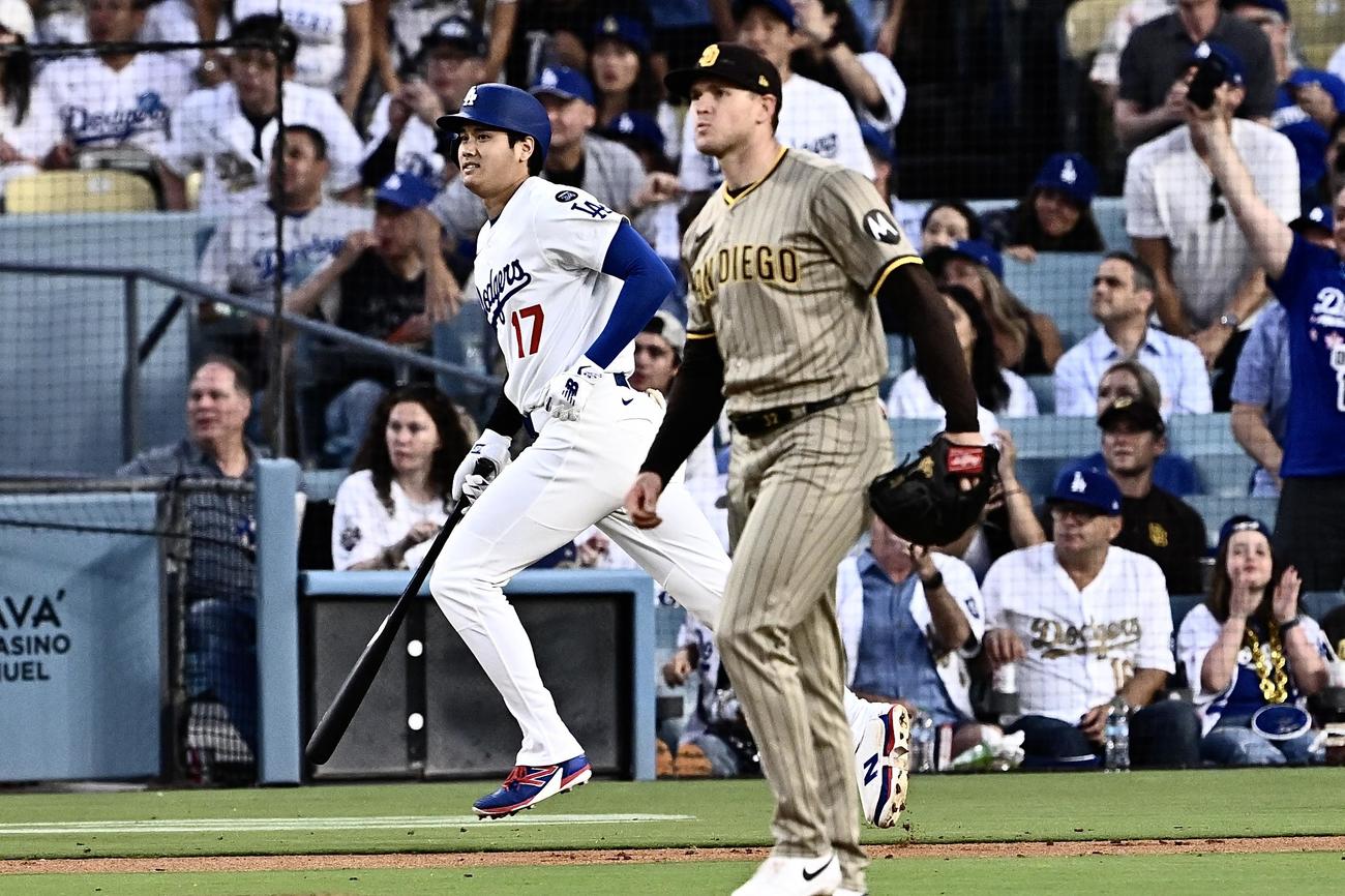 ドジャース対パドレス　3回裏ドジャース2死、中飛に倒れた大谷（後方）。投手コレック（撮影・滝沢徹郎）