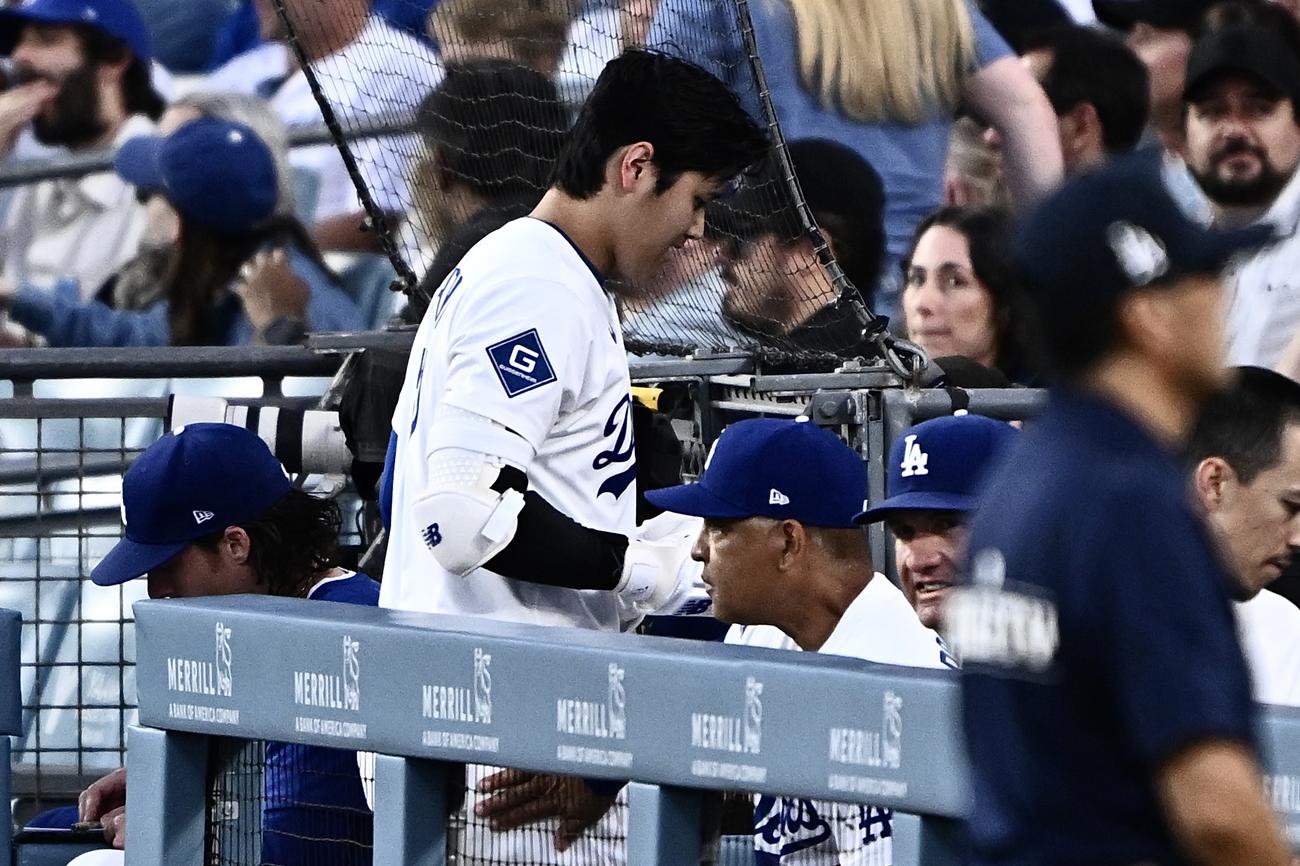 ドジャース対パドレス　3回裏ドジャース2死、中飛に倒れた大谷（中央）をねぎらうロバーツ監督（撮影・滝沢徹郎）