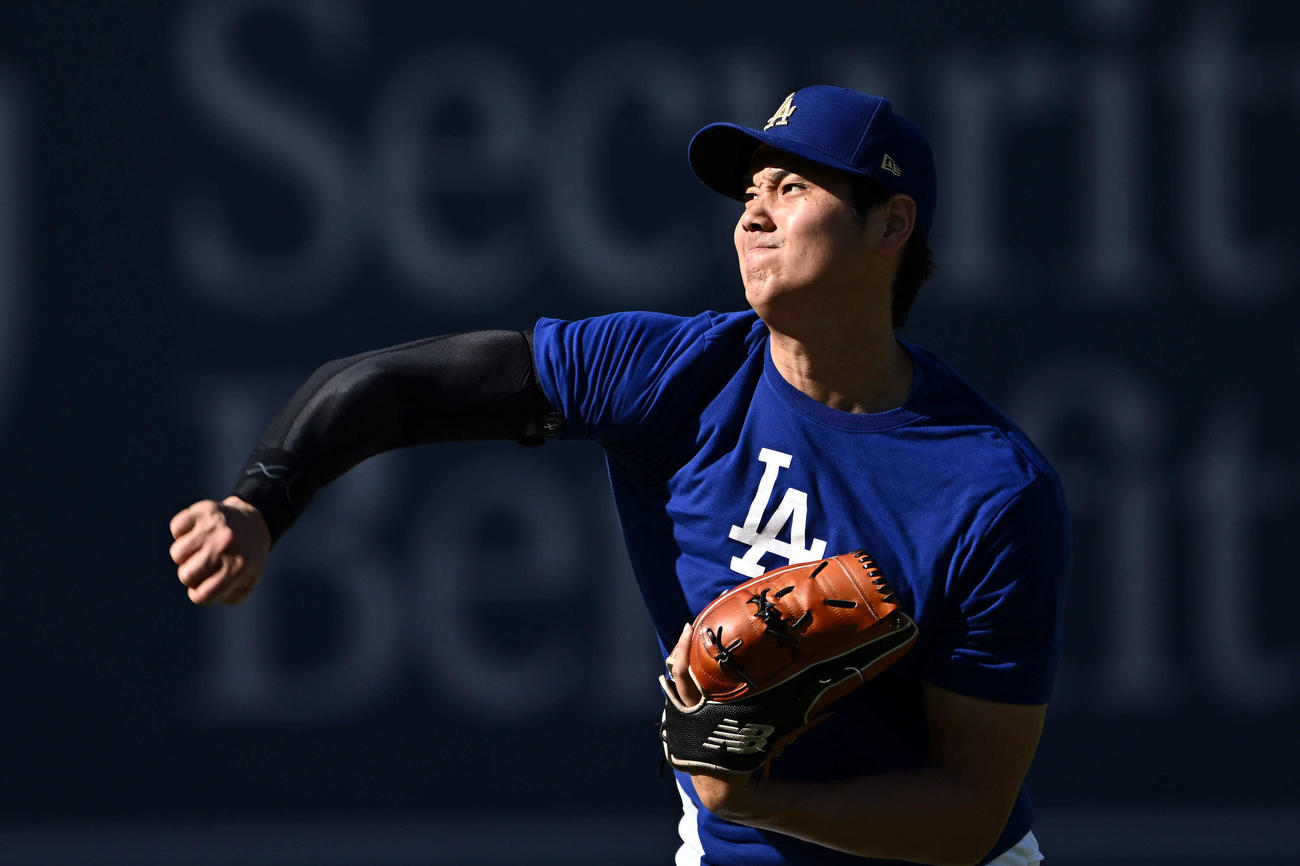 ドジャース対パドレス　試合前練習でキャッチボールするドジャース大谷（撮影・滝沢徹郎）