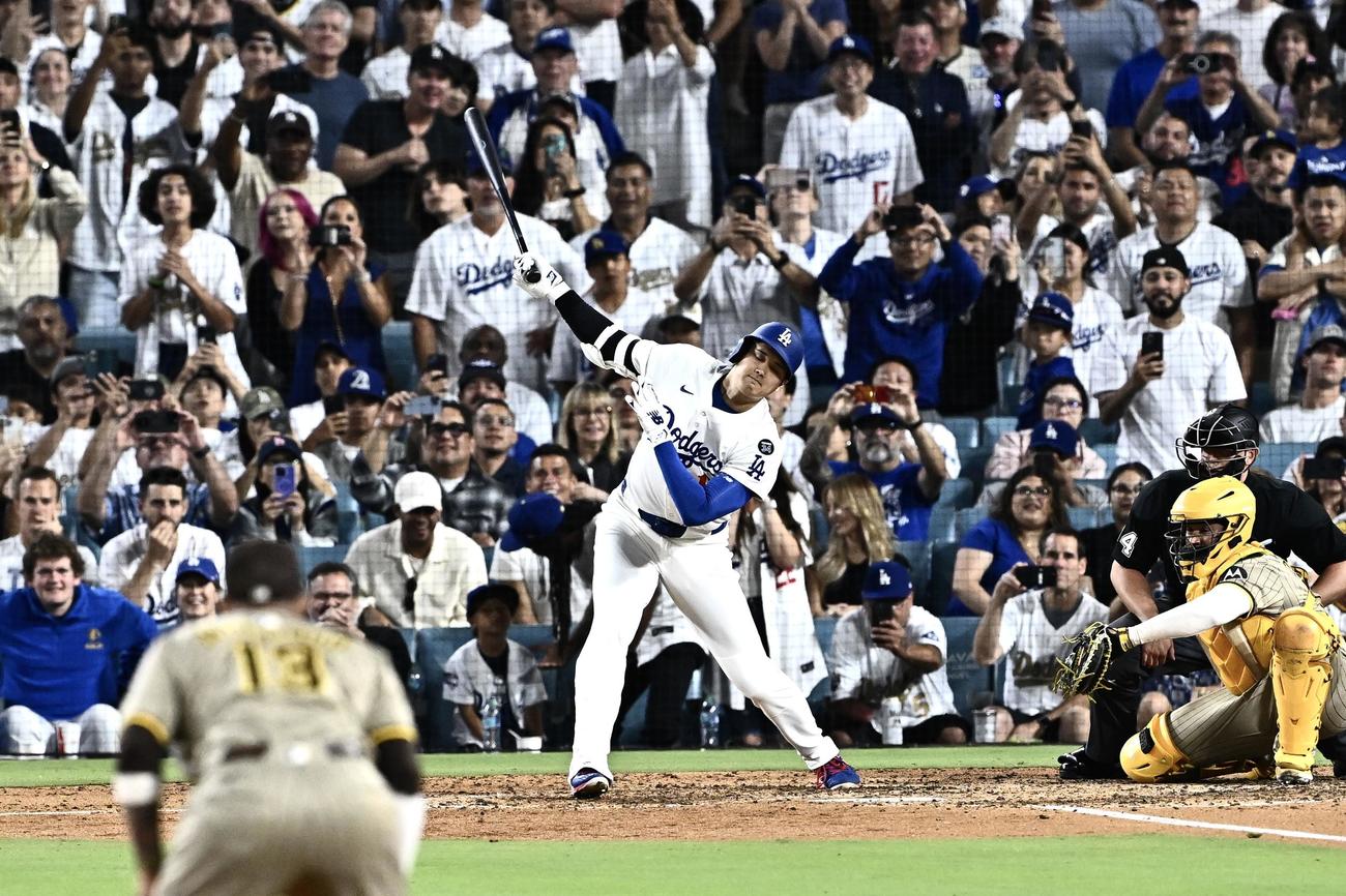 ドジャース対パドレス　7回裏ドジャース2死満塁、空振り三振に倒れる大谷（撮影・滝沢徹郎）