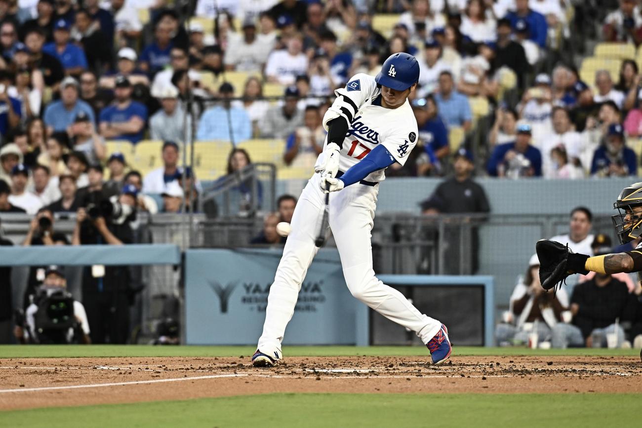 ドジャース対パドレス　3回裏ドジャース2死一塁、大谷は右前打を放つ（撮影・滝沢徹郎）