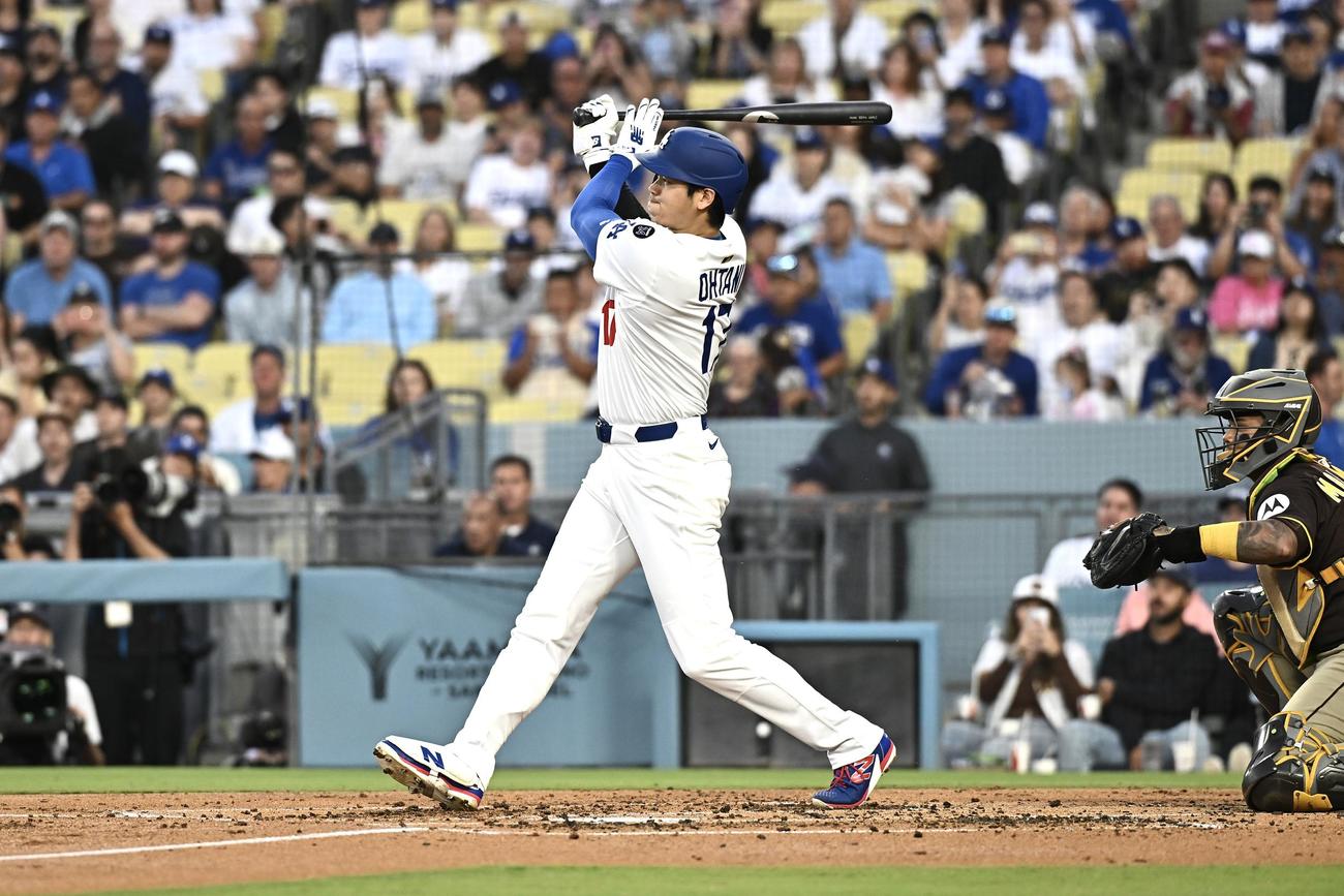 ドジャース対パドレス　3回裏ドジャース2死一塁、大谷は右前打を放つ（撮影・滝沢徹郎）
