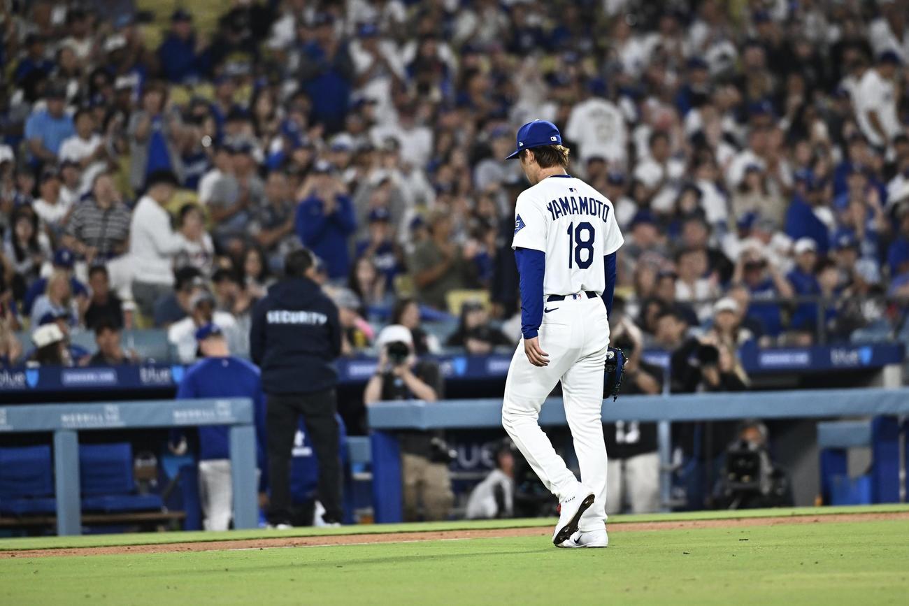ドジャース対パドレス　7回表途中で降板するドジャース先発の山本（撮影・滝沢徹郎）