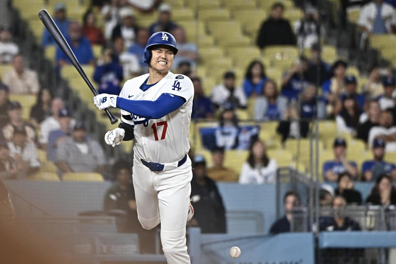 ドジャース対パドレス　9回裏ドジャース2死三塁、死球を受ける大谷（撮影・滝沢徹郎）