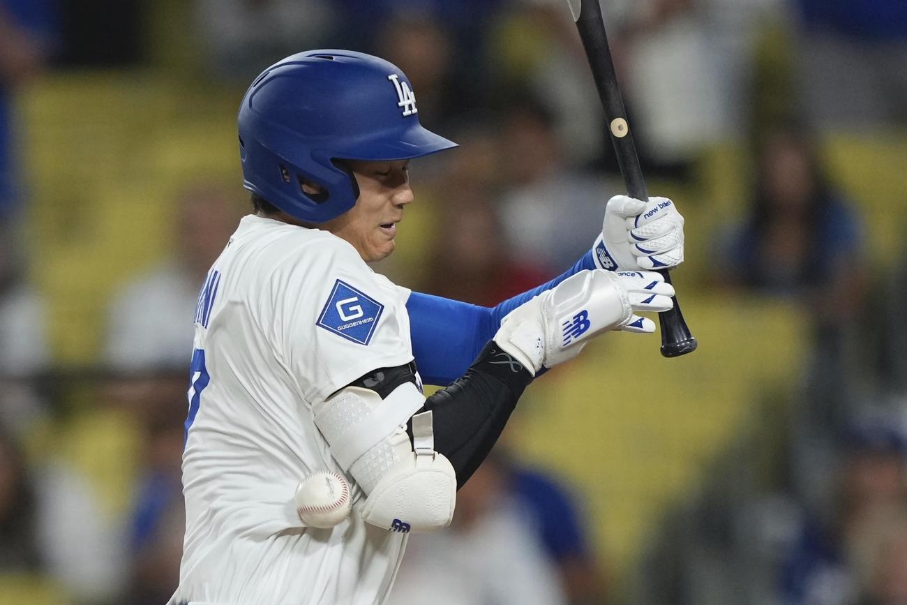 9回裏、死球を受ける大谷（AP）