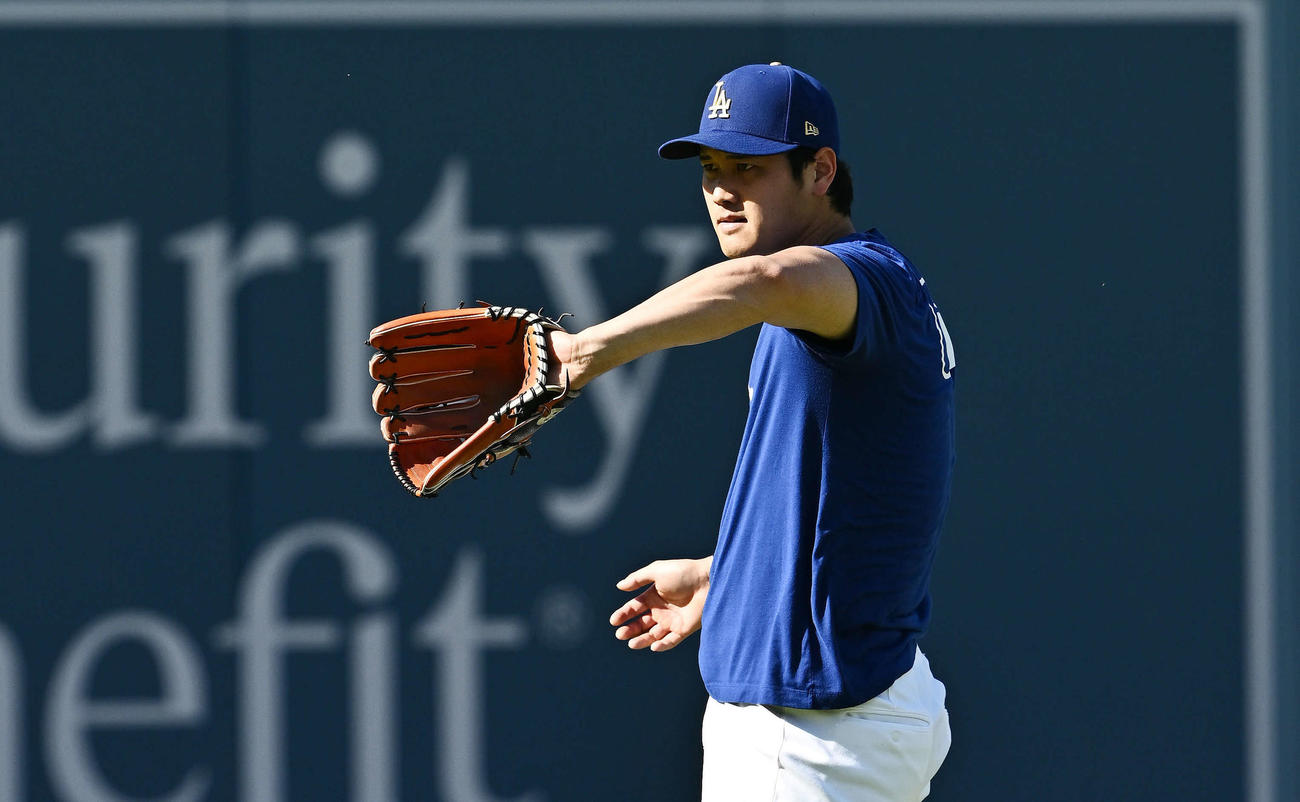 ドジャース対パドレス　試合前練習でキャッチボールするドジャース大谷（撮影・滝沢徹郎）