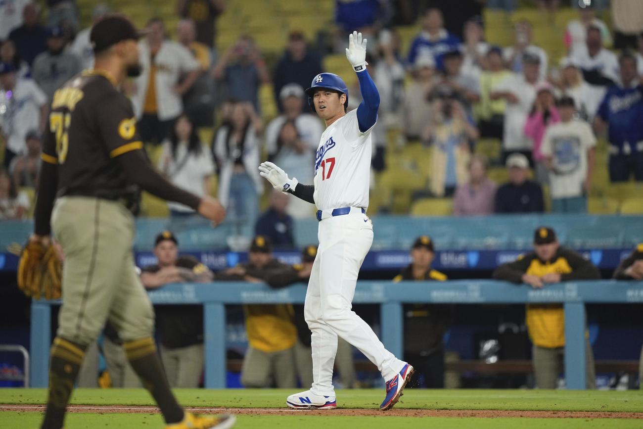 ドジャース大谷翔平はパドレス戦9回に死球を受けると、チームを落ち着かせようとベンチに向かって手を上げた（AP)