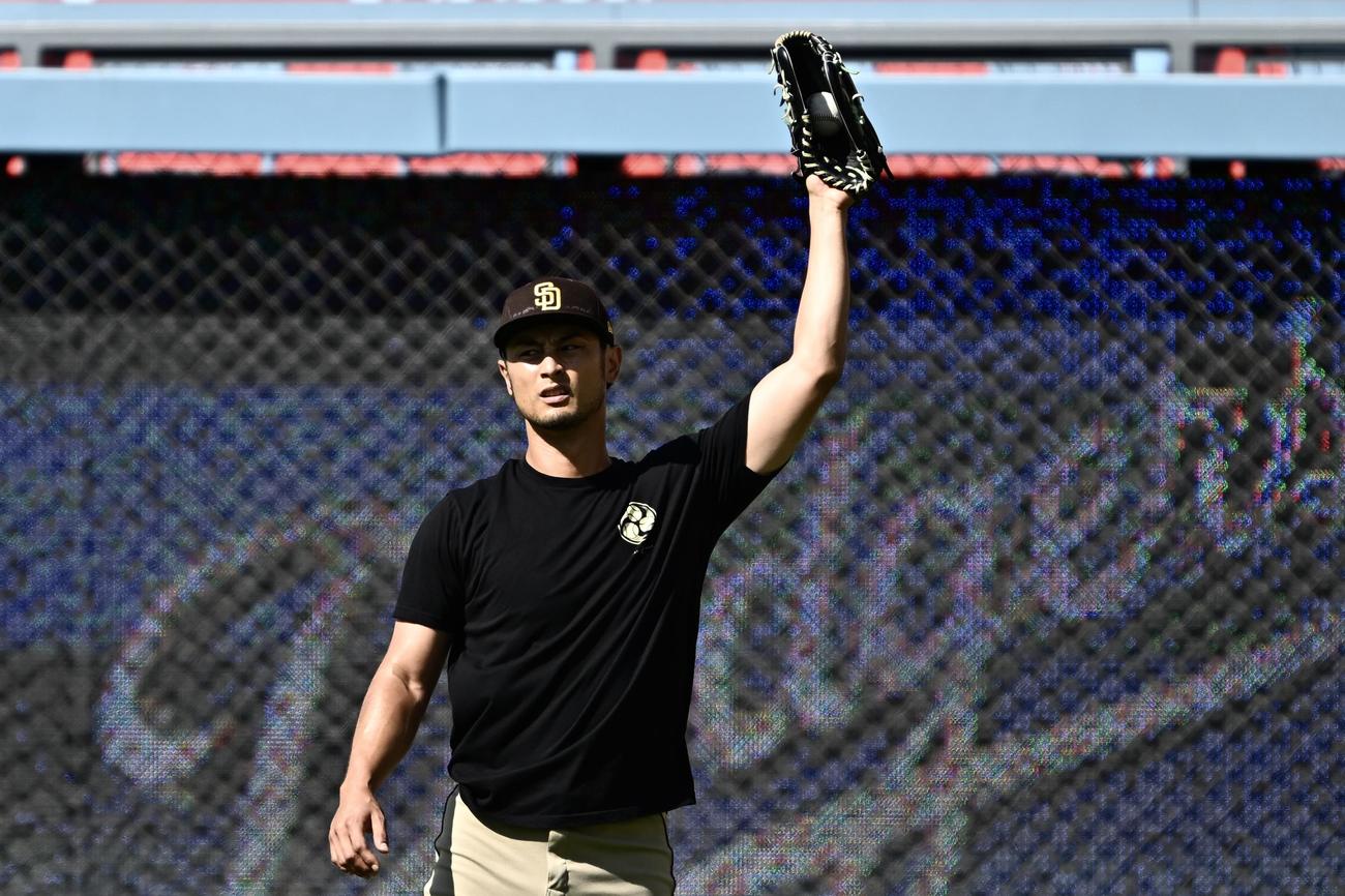 ドジャース対パドレス　試合前練習で調整するパドレスのダルビッシュ（撮影・滝沢徹郎）