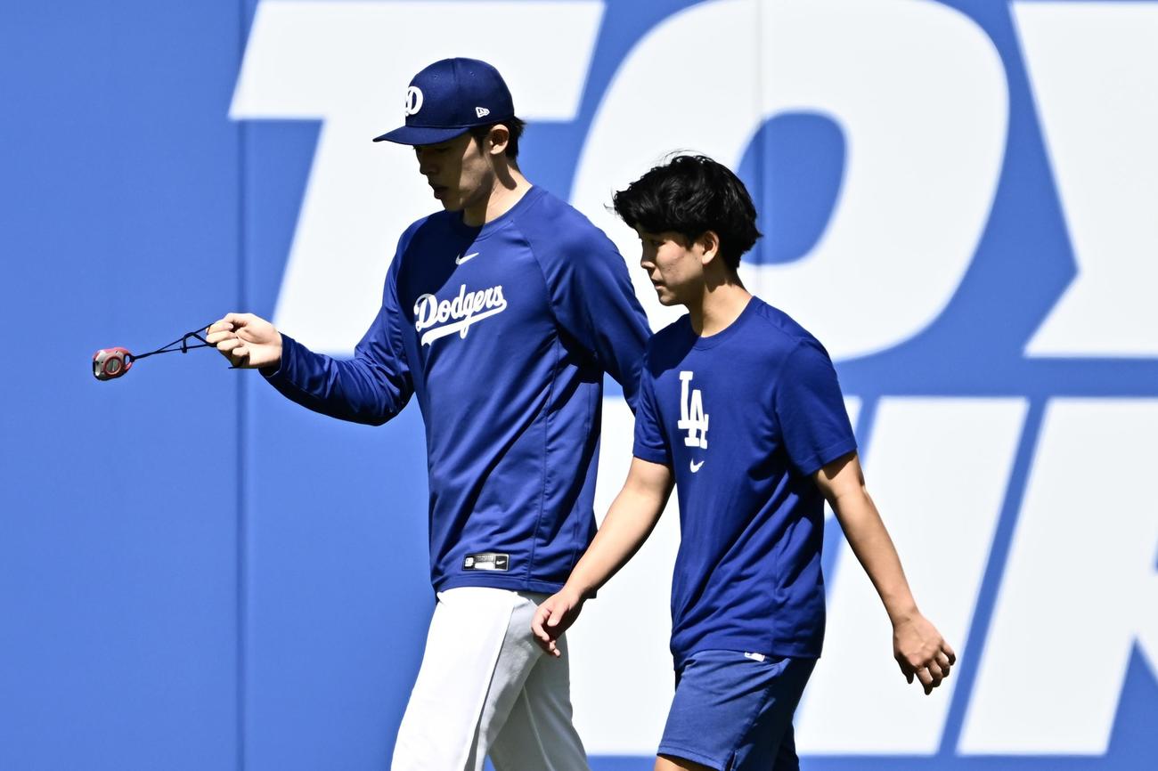 ドジャース対パドレス　試合前練習で調整するドジャース佐々木（左）（撮影・滝沢徹郎）