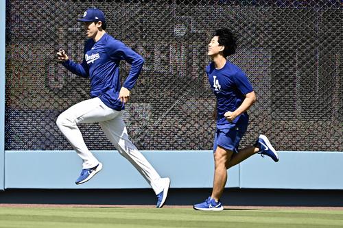 ドジャース対パドレス　試合前練習で調整するドジャース佐々木（左）（撮影・滝沢徹郎）