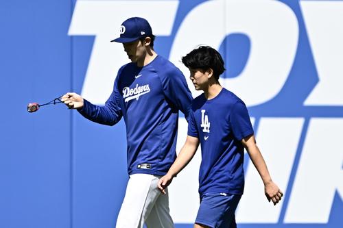ドジャース対パドレス　試合前練習で調整するドジャース佐々木（左）（撮影・滝沢徹郎）