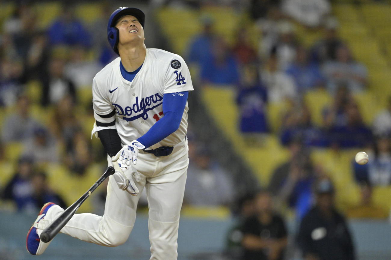 ドジャース大谷翔平はパドレス戦9回に死球を受けると痛がる表情を見せた（ロイター）