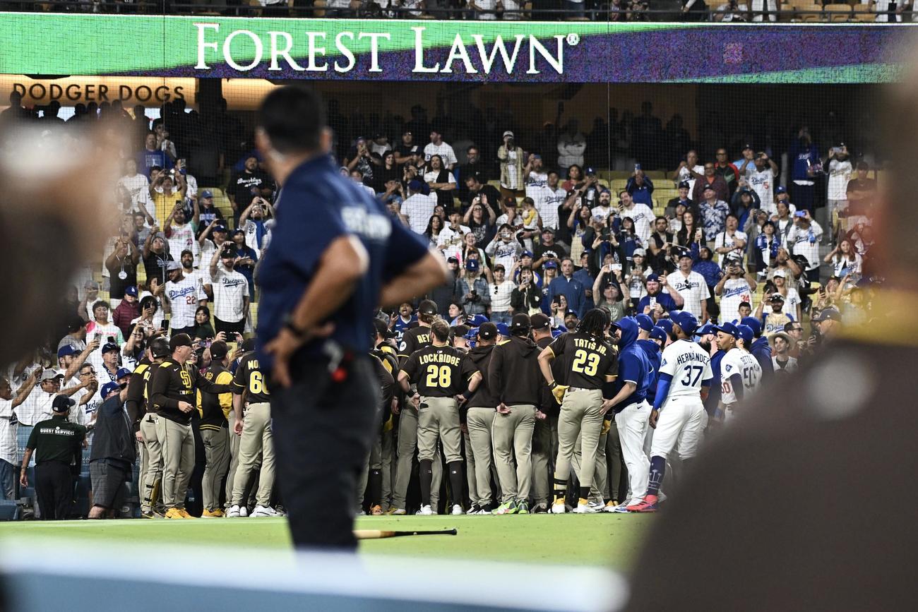 ドジャース対パドレス　8回表、両チームがグラウンドに出て一触即発となる（撮影・滝沢徹郎）
