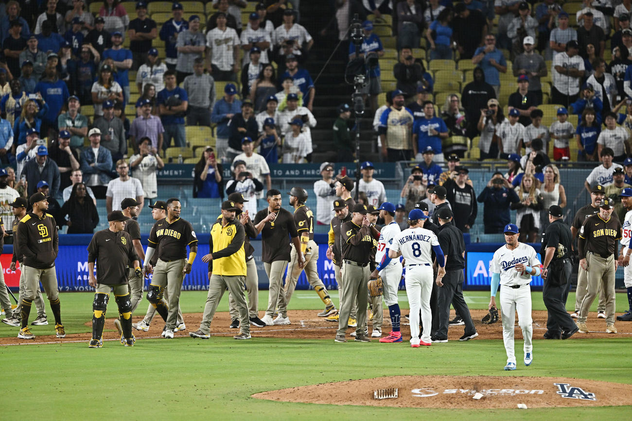 ドジャース対パドレス　9回表パドレス1死、タティスが死球を受け両軍が一触即発となる（撮影・滝沢徹郎）