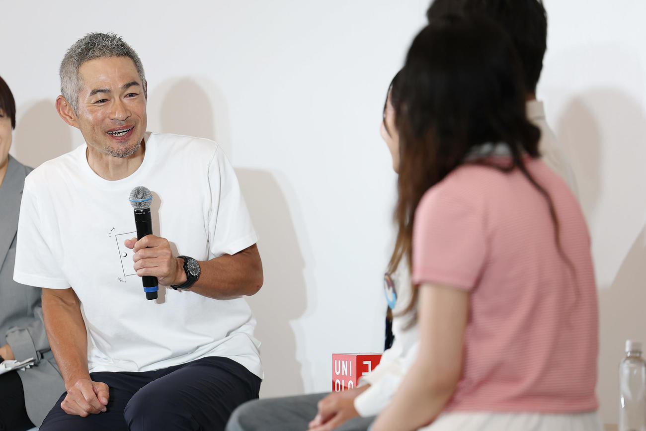 ユニクロの「PEACE FOR ALL」3周年記念トークセッション第2弾「好きなことを見つけて扉を開こう」で学生らからの質問に答えるイチロー氏（撮影・前田充）
