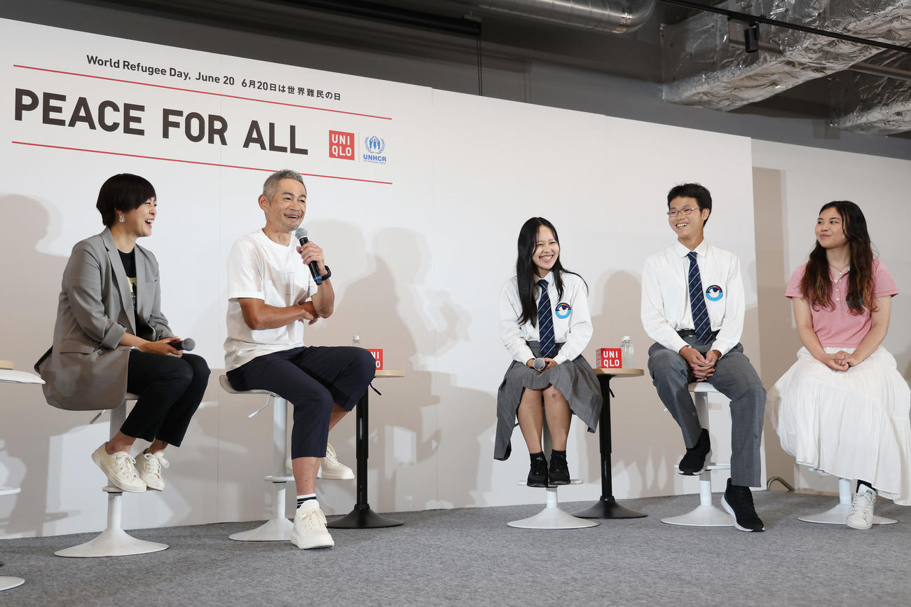 ユニクロの「PEACE FOR ALL」3周年記念トークセッション第2弾「好きなことを見つけて扉を開こう」で学生らから質問を受けるイチロー氏（左から2人目）（撮影・前田充）
