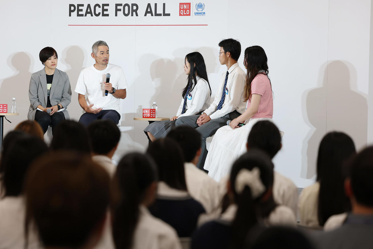 ユニクロの「PEACE FOR ALL」3周年記念トークセッション第2弾「好きなことを見つけて扉を開こう」で学生らからの質問に答えるイチロー氏（左から2人目）（撮影・前田充）