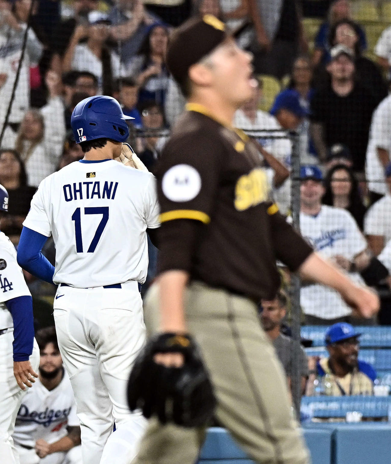 ドジャース対パドレス　試合に敗れ引き揚げるドジャース大谷。手前はパドレス7番手で試合を締めた松井（撮影・滝沢徹郎）