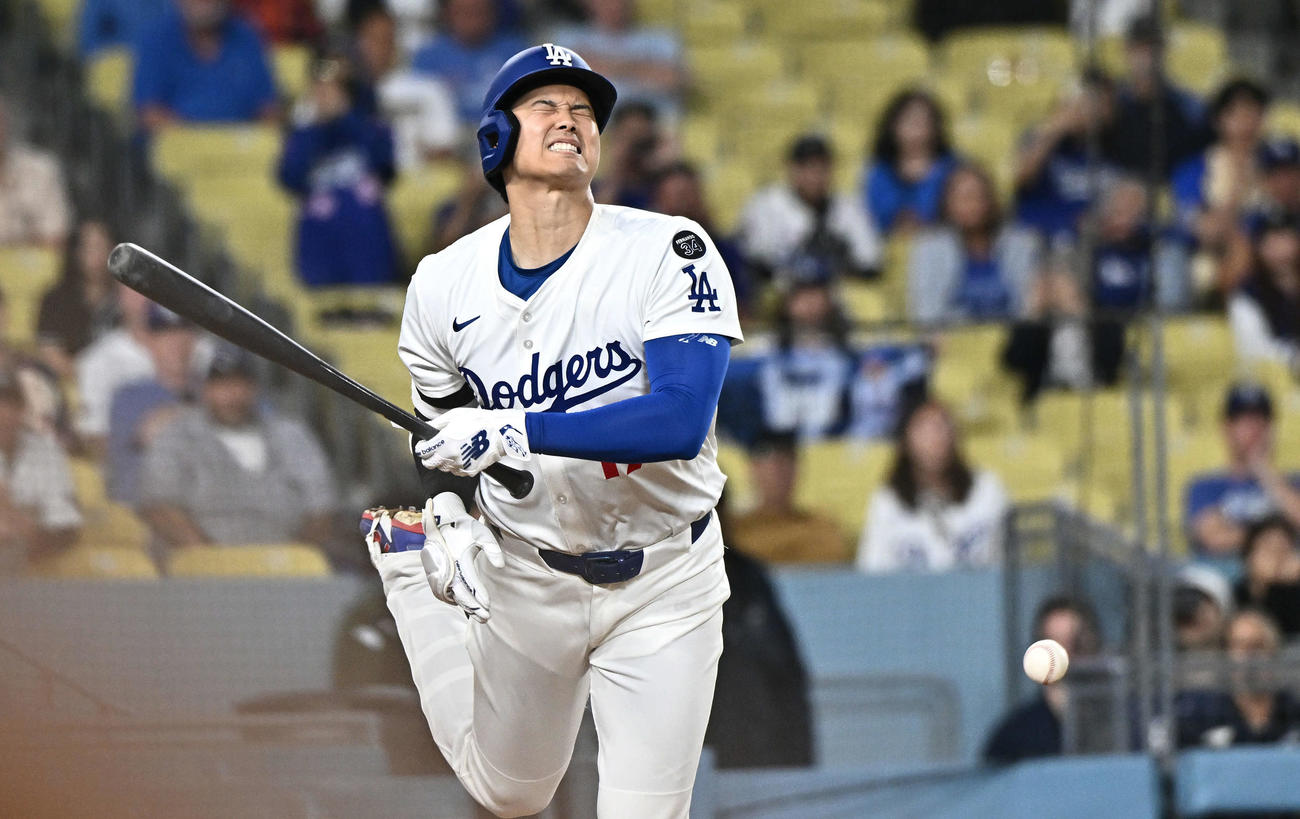 ドジャース対パドレス　9回裏ドジャース2死三塁、死球を受ける大谷（撮影・滝沢徹郎）