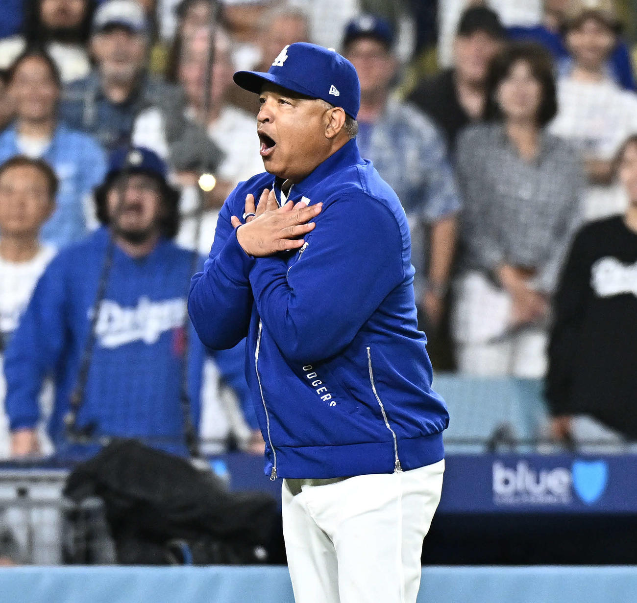 ドジャース対パドレス　9回表、乱闘騒ぎで退場となったドジャース・ロバーツ監督（2025年6月19日撮影）