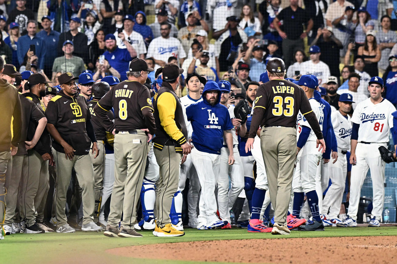 ドジャース対パドレス　9回表パドレス1死、タティスが死球を受け両軍が一触即発となる。中央はドジャース大谷（2025年6月19日撮影）