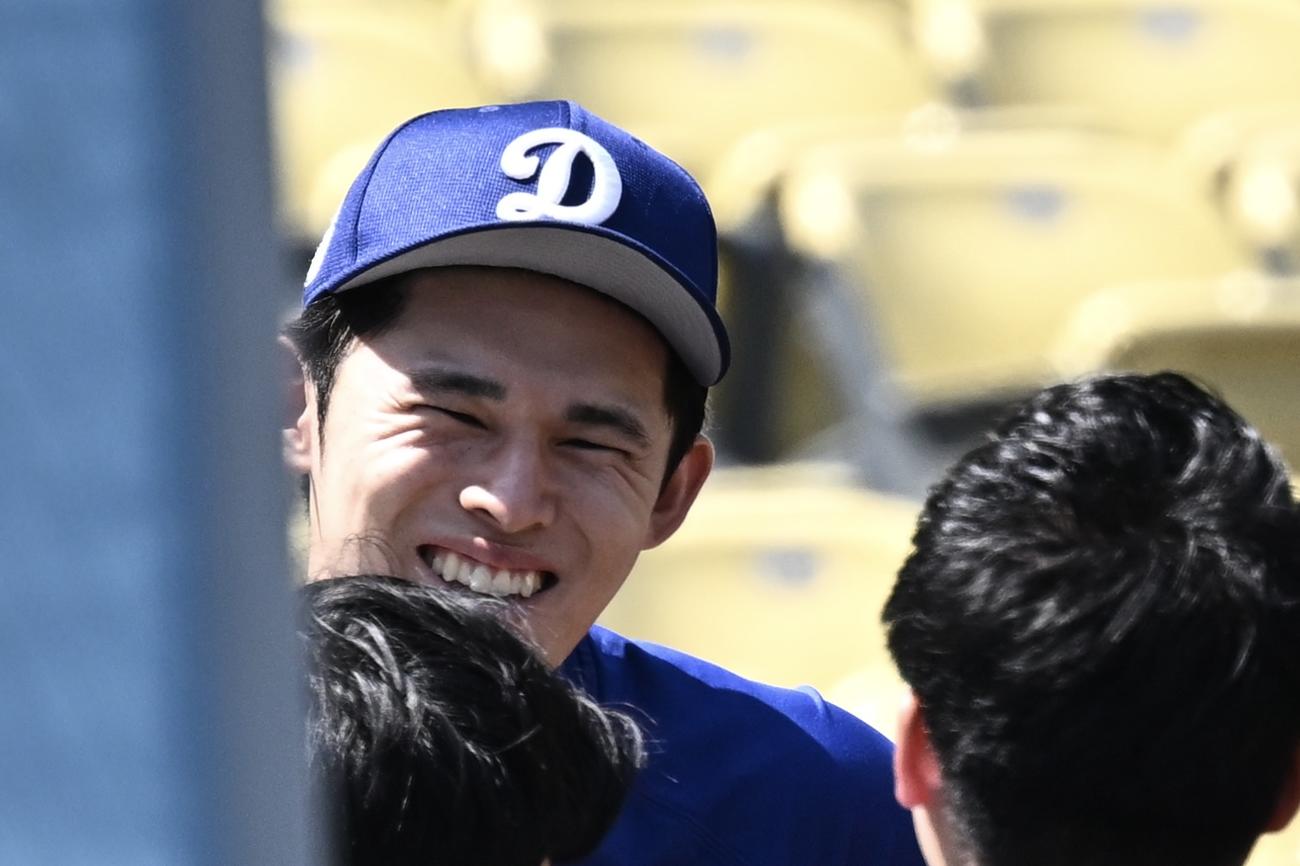 ドジャース対ナショナルズ　試合前練習で笑顔のドジャース佐々木（撮影・滝沢徹郎）