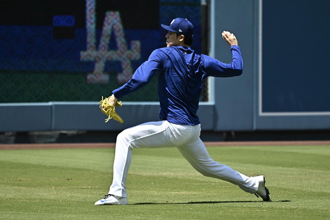 ドジャース対ナショナルズ　試合前にキャッチボールするドジャース佐々木（撮影・滝沢徹郎）