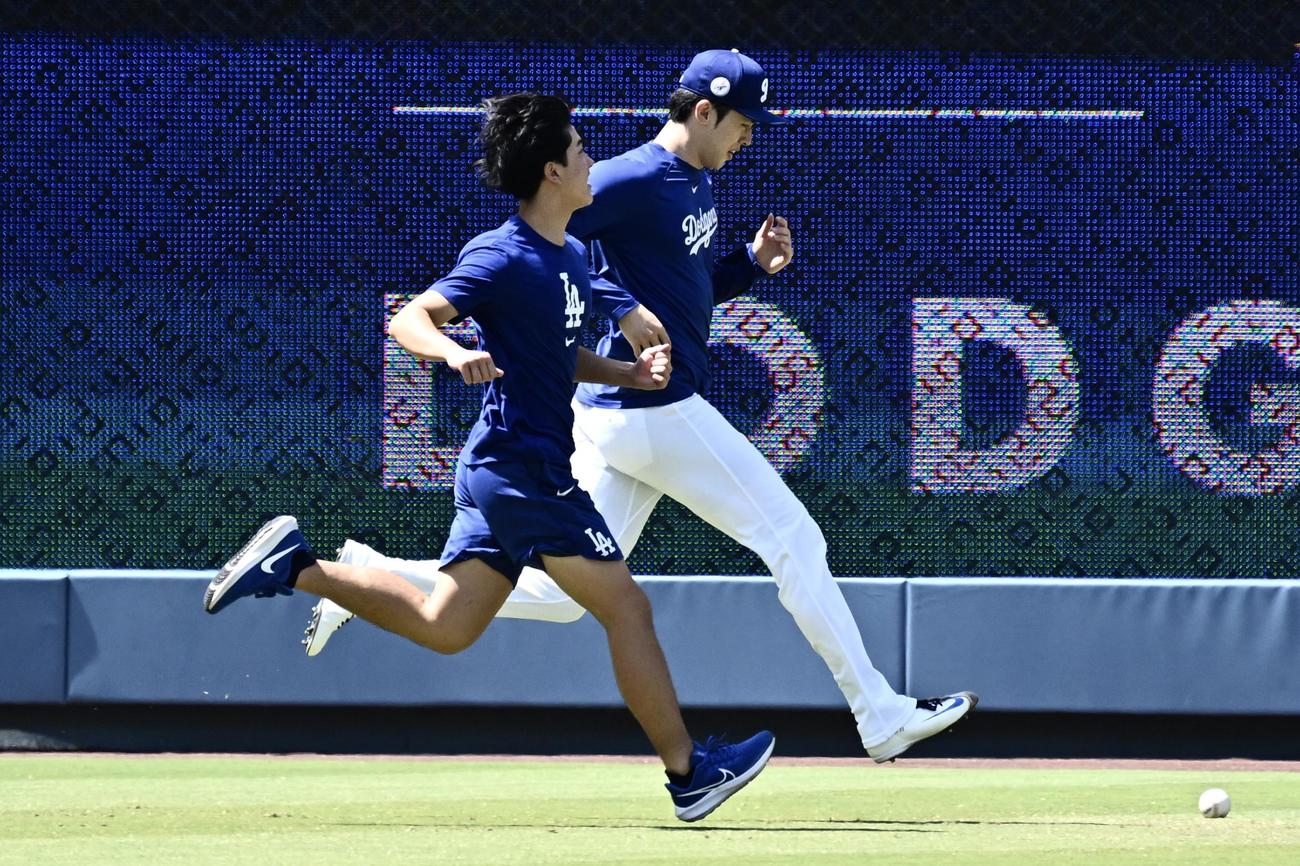 ドジャース対ナショナルズ　試合前練習で調整するドジャース佐々木（右）（撮影・滝沢徹郎）