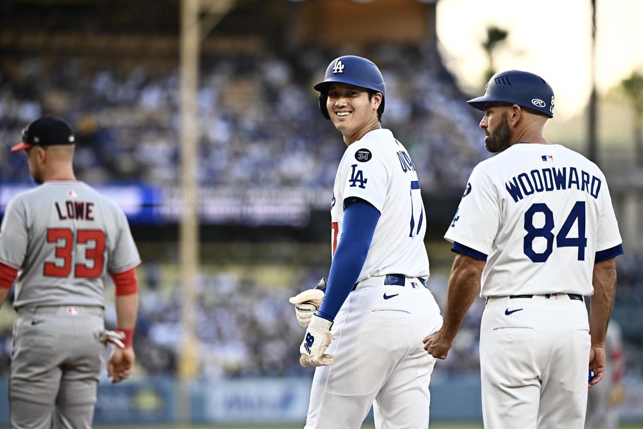 ドジャース対ナショナルズ　1回裏ドジャース無死、四球で出塁した大谷（中央）は観客席に笑顔を向ける（撮影・滝沢徹郎）