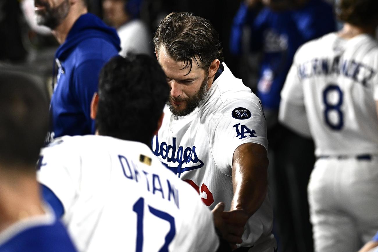 ドジャース対ナショナルズ　5回を投げ終えたドジャース先発のカーショー（後方）は大谷とタッチを交わす（撮影・滝沢徹郎）