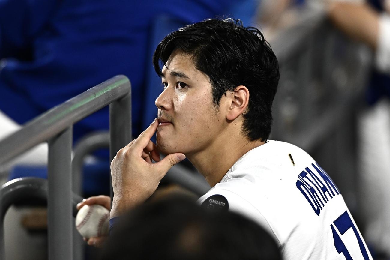 ドジャース対ナショナルズ　ボールを手に戦況を見守るドジャース大谷（撮影・滝沢徹郎）