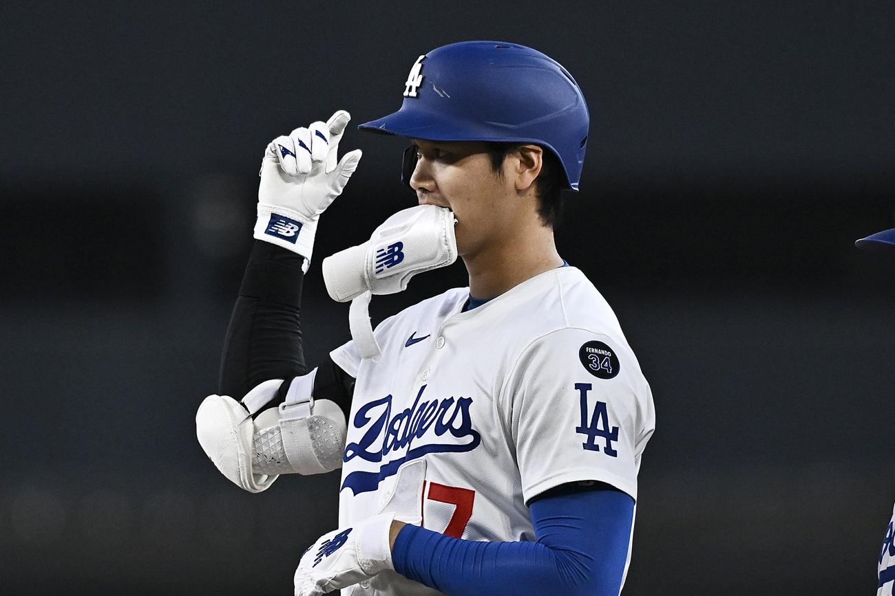 ドジャース対ナショナルズ　4回裏ドジャース2死二塁、大谷は右前適時打を放ちデコルテポーズを決める（撮影・滝沢徹郎）
