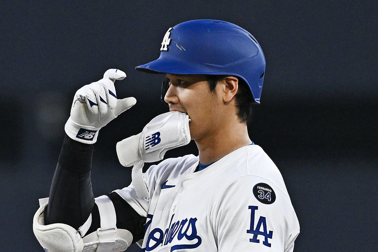 ドジャース対ナショナルズ　4回裏ドジャース2死二塁、大谷は右前適時打を放ちデコルテポーズを決める（撮影・滝沢徹郎）
