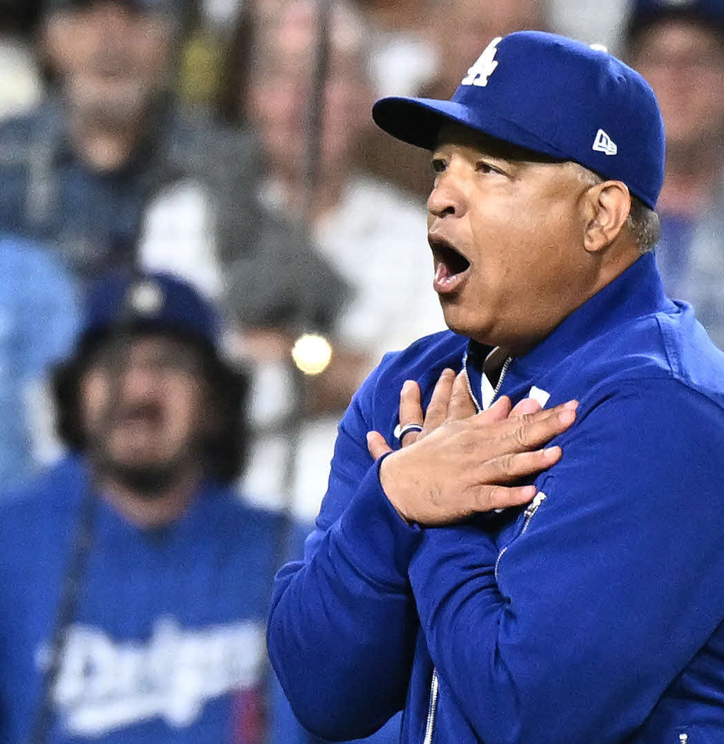 ドジャース対パドレス　9回表、乱闘騒ぎで退場となったドジャース・ロバーツ監督（2025年6月19日撮影）