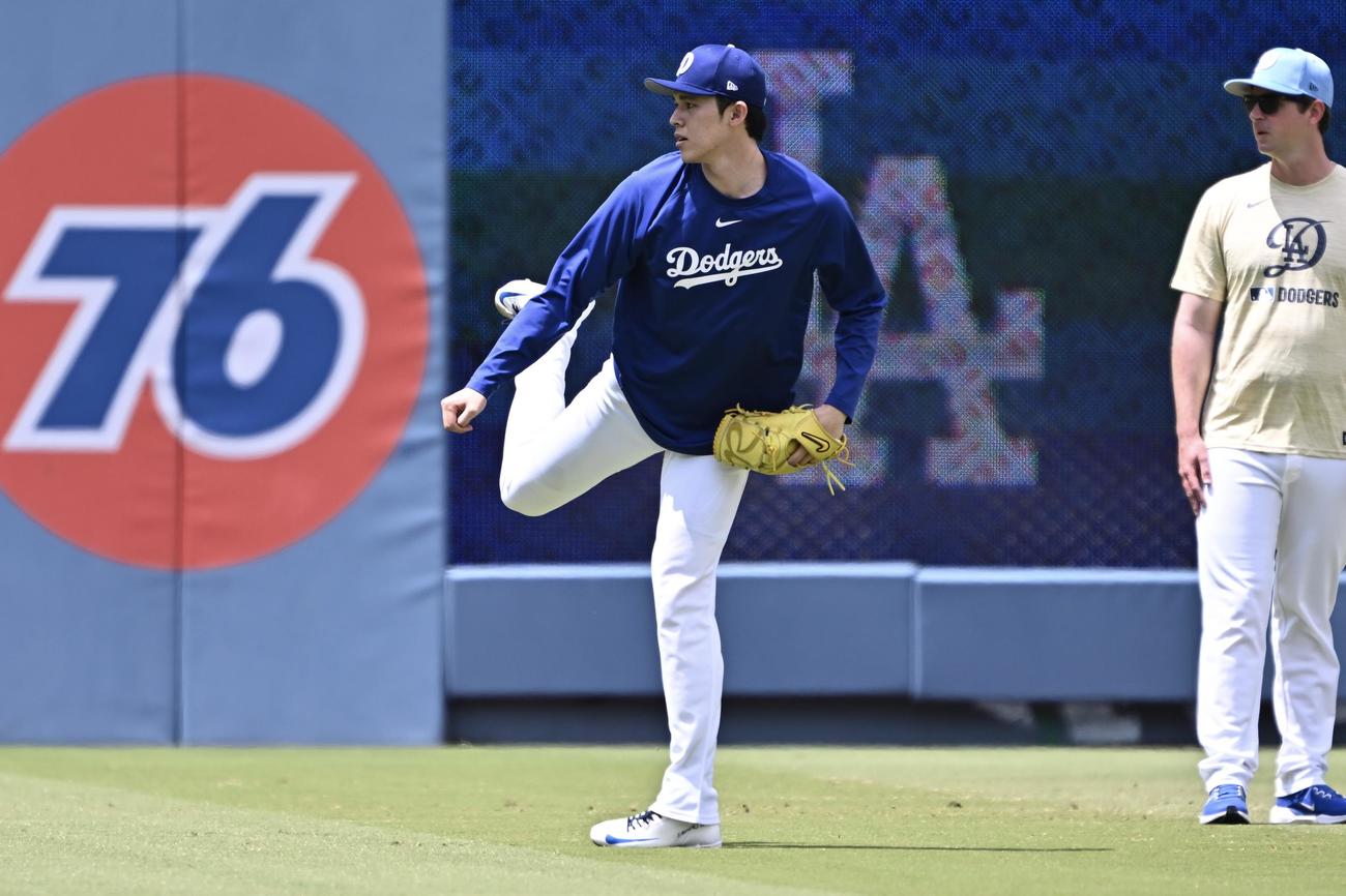 ドジャース対ナショナルズ　試合前練習のキャッチボールで調整するドジャース佐々木（撮影・滝沢徹郎）