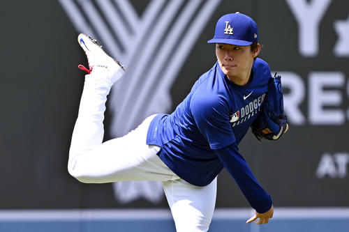 ドジャース対ナショナルズ 試合前練習で調整するドジャース山本(撮影・滝沢徹郎)