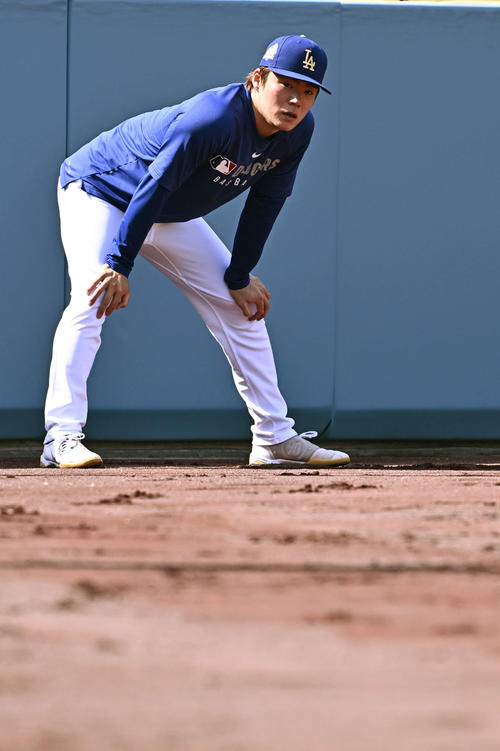 ドジャース対ナショナルズ 試合前練習で調整するドジャース山本はグラウンドを見つめる(撮影・滝沢徹郎)