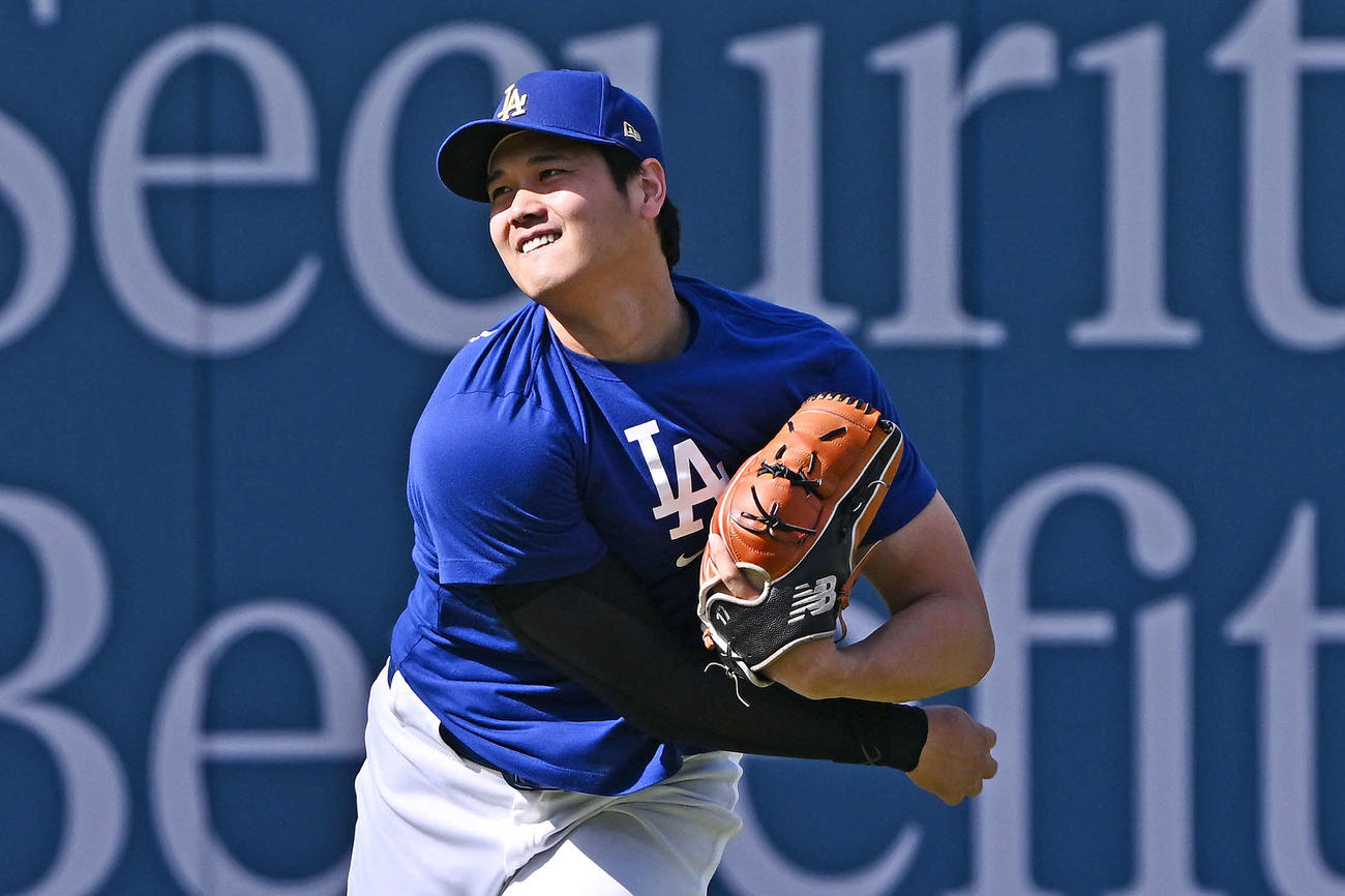 ドジャース対ナショナルズ　試合前練習で笑顔でキャッチボールするドジャース大谷（撮影・滝沢徹郎）