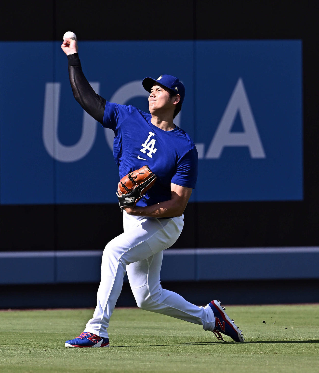 ドジャース対ナショナルズ　試合前練習でキャッチボールするドジャース大谷（撮影・滝沢徹郎）
