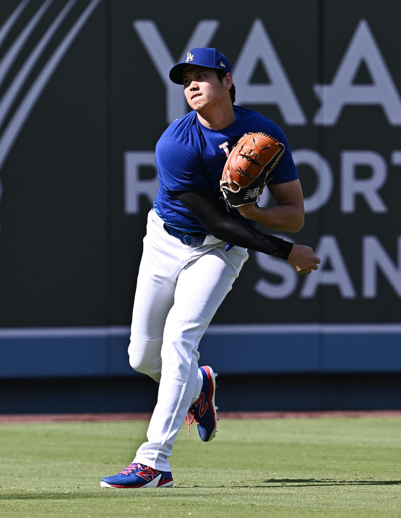 ドジャース対ナショナルズ　試合前練習でキャッチボールするドジャース大谷（撮影・滝沢徹郎）