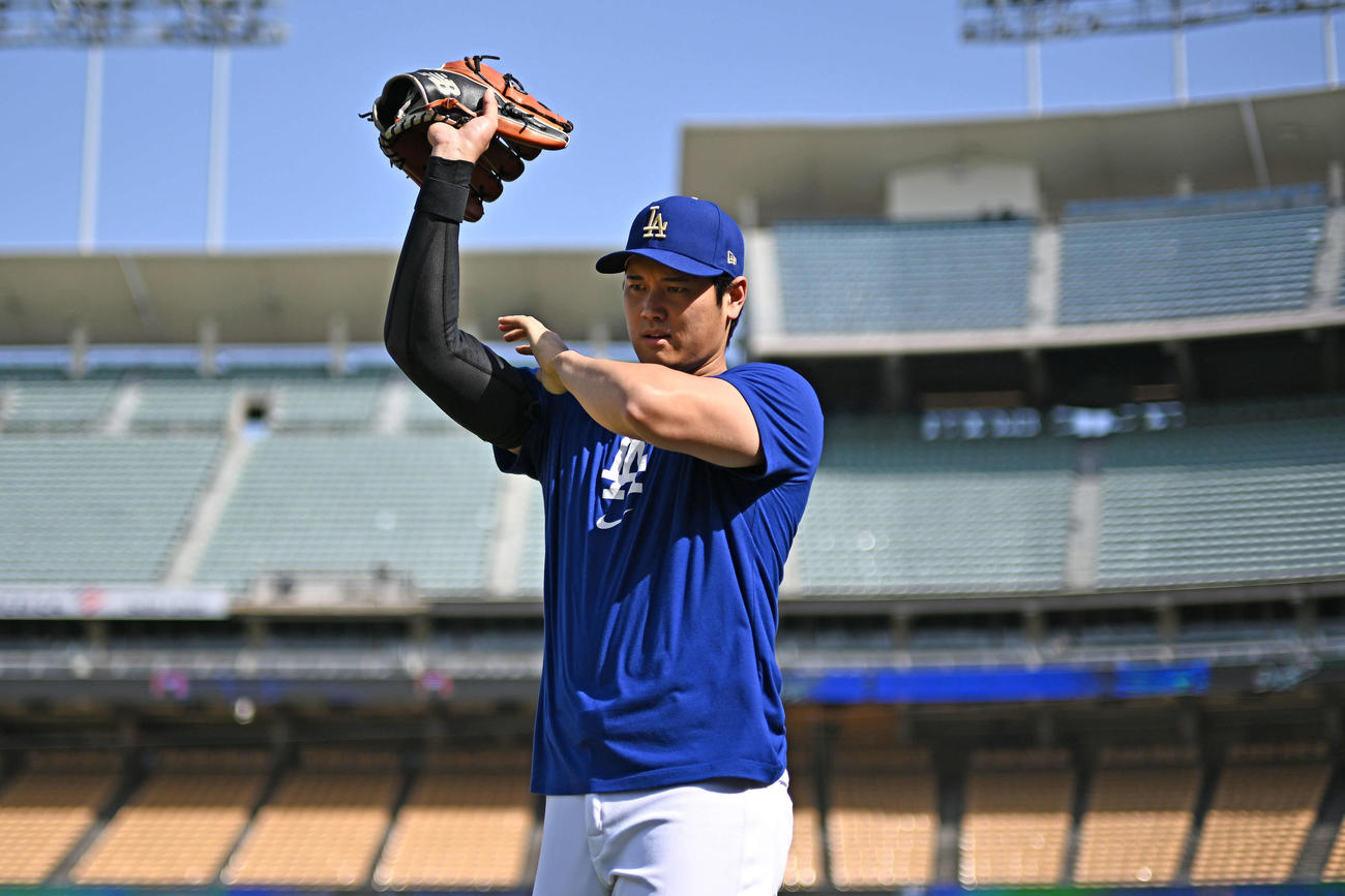 ドジャース対ナショナルズ　試合前練習のためグラウンドに出るドジャース大谷（撮影・滝沢徹郎）